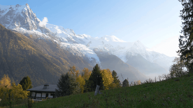 눈 내린 산 경치 아래 기뻐하는 여자