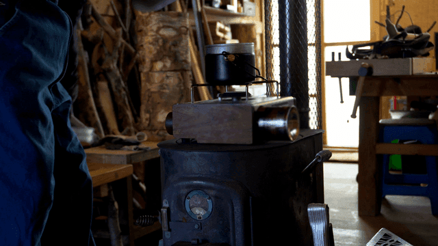 작업실에서 가스버너 위로 올라가는 반합