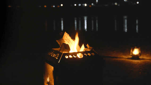 밤 호숫가의 아늑한 캠프파이어