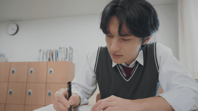 심각하게 고민하며 문제를 푸는 학생