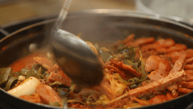 냄비에서 끓고 있는 부대찌개