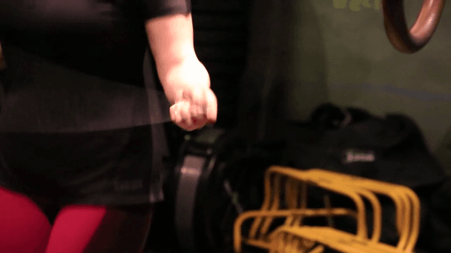 실내에서 줄넘기 운동하는 사람