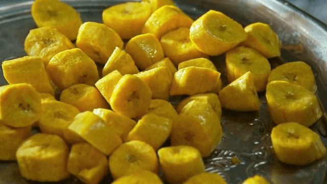 금속 쟁반 위에 놓인 튀겨진 플라타노