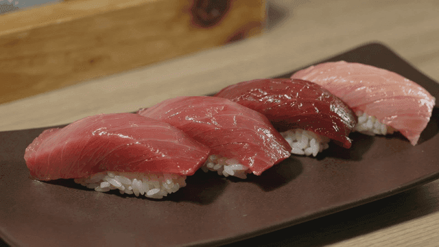 신선한 초밥이 담긴 접시