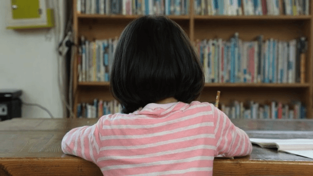 테이블에서 공부하는 아이의 뒷모습