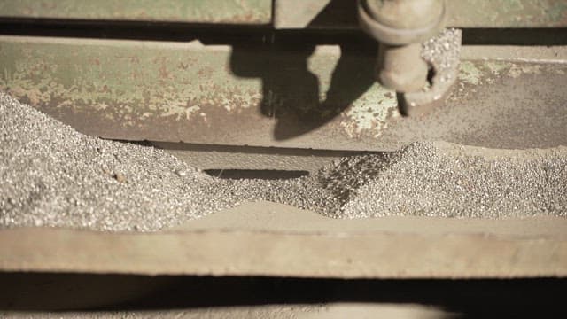 금속 입자가 가공되는 모습