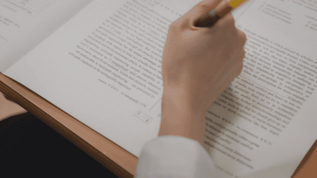 영어 문제를 풀어내는 학생