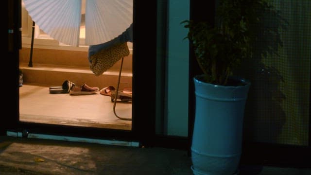 밤에 신발이 흩어져 있는 집 입구