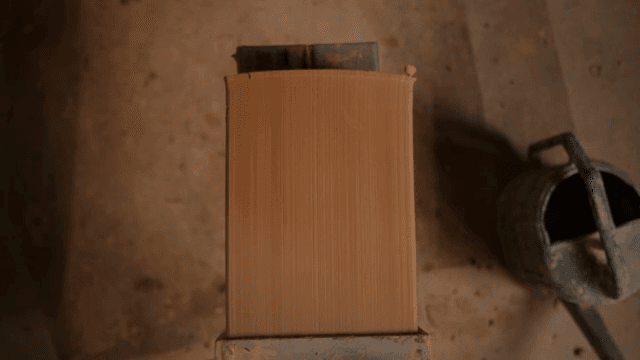 작업장에서 점토가 형태를 잡는 모습