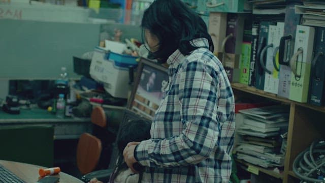 어질러진 방안에서 급하게 물건을 찾는 여자