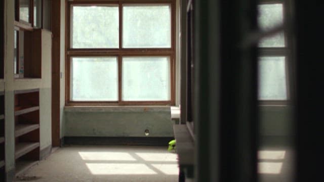 폐교의 오래된 창문을 통해 비치는 햇빛