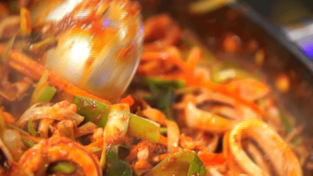 매운 양념에 오징어와 대파 볶기