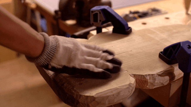 작업장에서 나무를 드릴로 뚫고 청소하는 모습