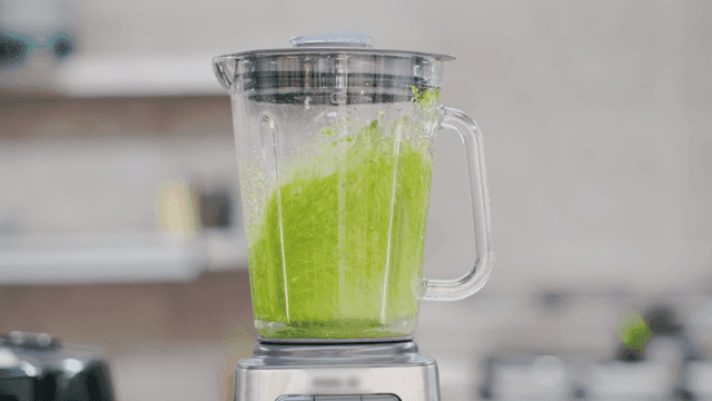 녹색 채소를 가는 믹서기