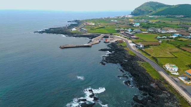 푸른 농지와 바위 해안이 펼쳐진 섬, 우도