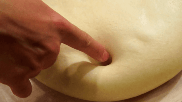 반죽의 준비 상태를 확인하는 손가락