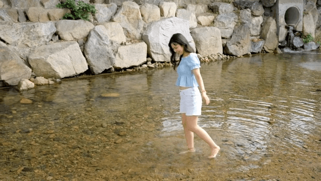 자연 속 계곡을 즐기는 여성