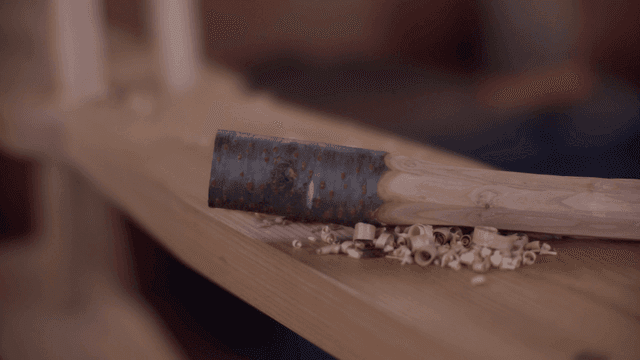 작업대 위 나무 손잡이와 나무 조각