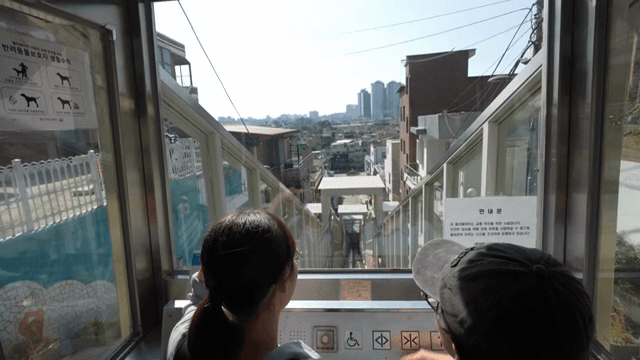 주택가에서 타는 야외 승강기