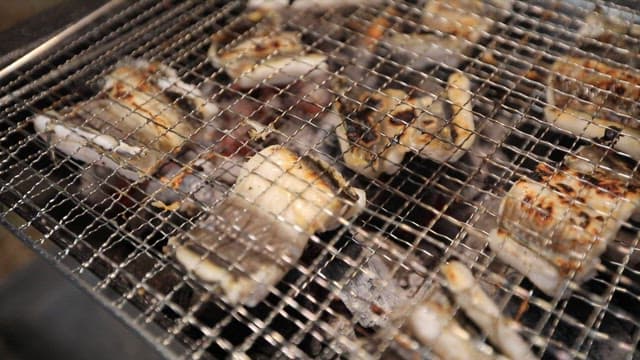 바비큐 그릴 위에서 노릇노릇하게 구워지는 바다장어