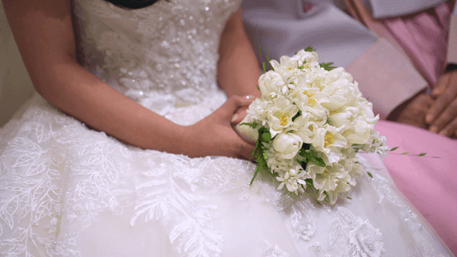 웨딩드레스를 입은 신부와 한복을 입은 어머니