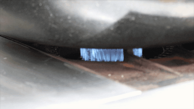 가스레인지 위 냄비를 데우는 파란 불꽃