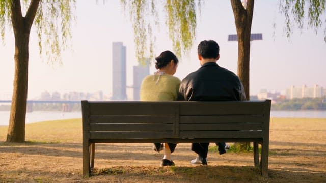 공원 벤치에서 이어폰을 나누는 커플