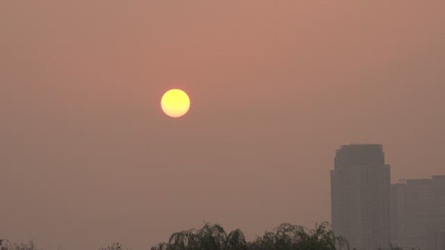 도시 건물의 스카이라인이 보이는 붉은 하늘의 일몰