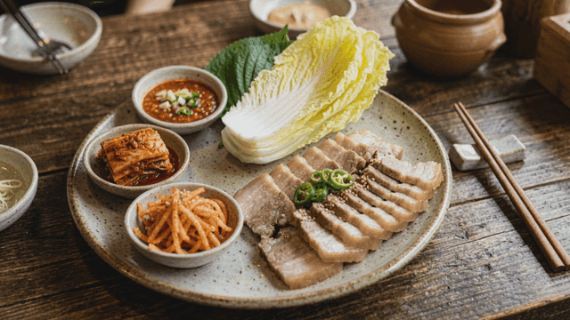 Bossam and various leafy vegetables for wrapping