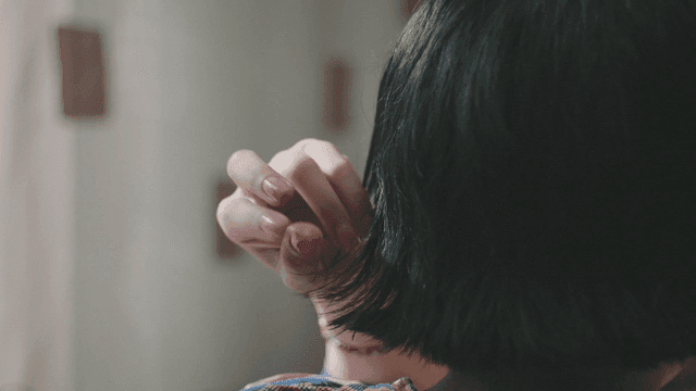 머리결을 가다듬는 여성