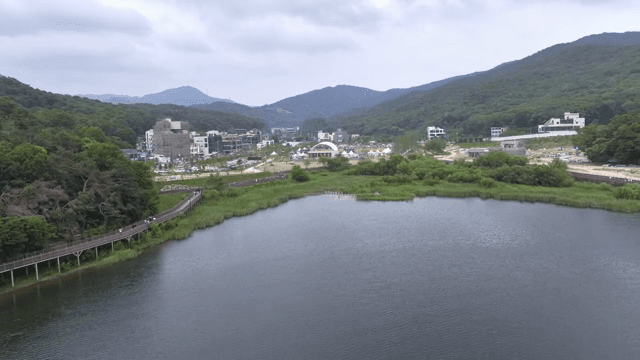 산과 호수가 있는 경치 좋은 공원