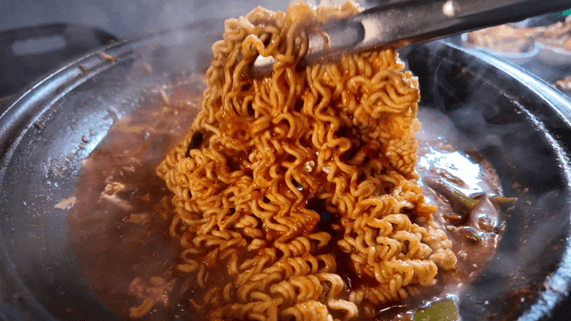 Spicy stew with boiling ramen