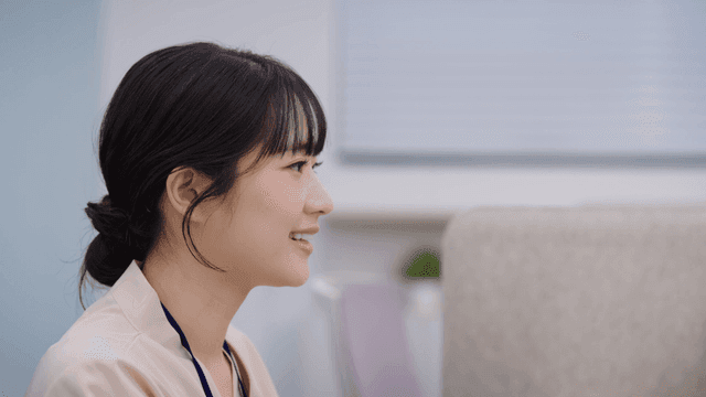 사무실에서 미소 지으며 일하는 여성