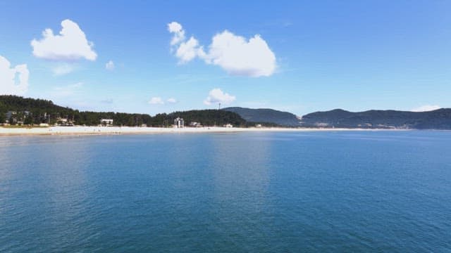 맑을 하늘 아래 푸른 바다