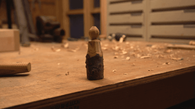 아늑한 작업실에서 나무 조각