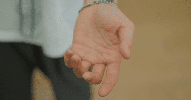 초점이 맞춰진 팔찌를 찬 손