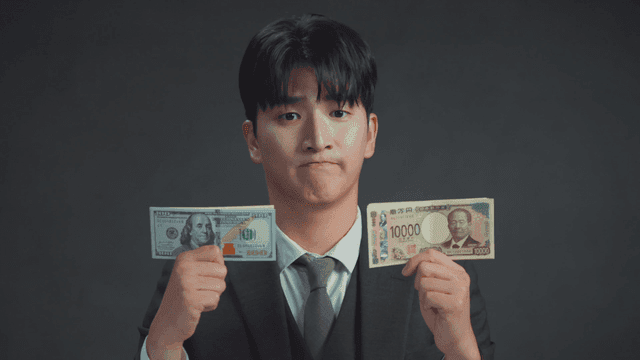 일본 엔화와 미국 달러를 비교하는 남자