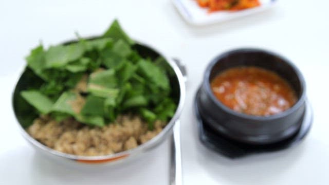 테이블 위의 열무 비빔밥과 강된장찌개