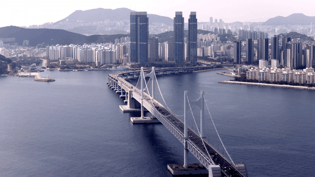 현대 도시로 이어지는 바다 위 다리