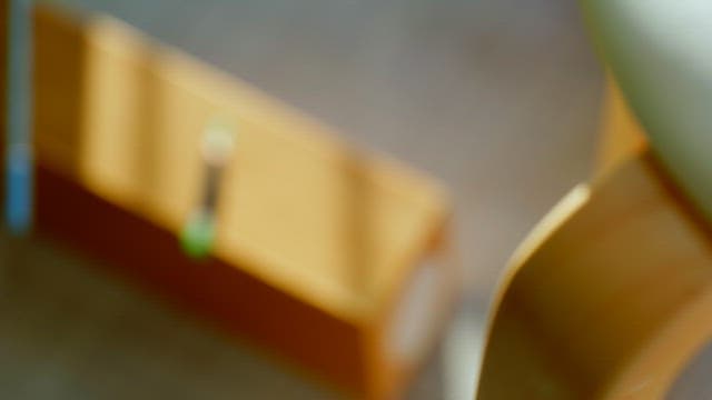 햇살이 비치는 방 안의 책상 위 색연필