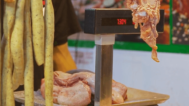 저울에 고기를 올려놓는 장면