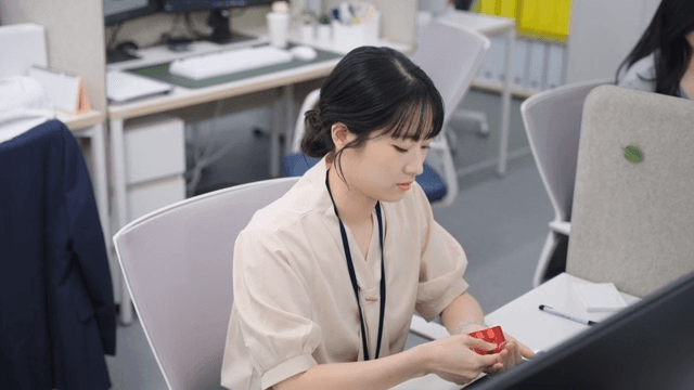 사무실에서 약을 챙겨먹는 직장인