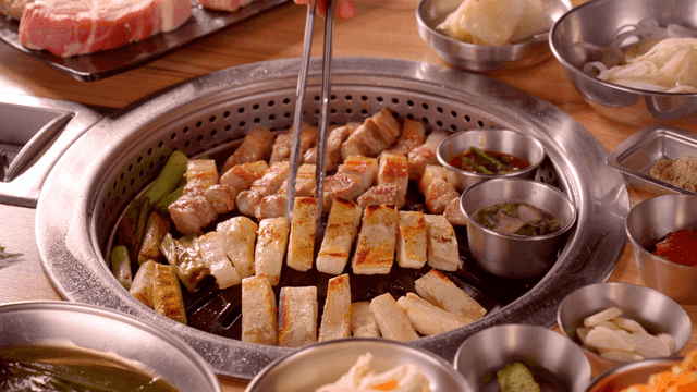 반찬과 함께 삼겹살 구이