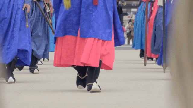 엄숙한 분위기에서 진행되는 수문장 의식