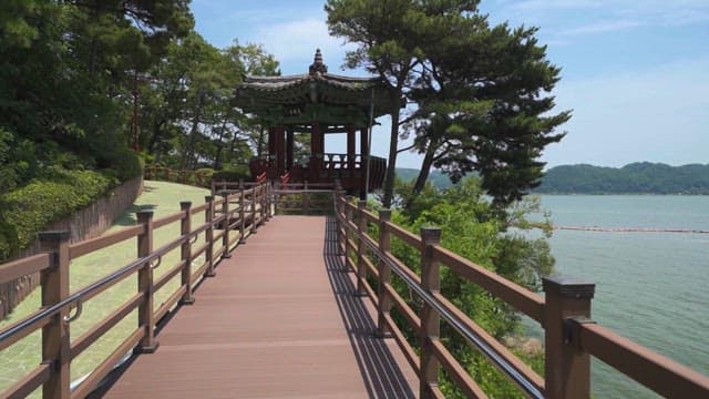 호수를 내려다보는 전통 정자