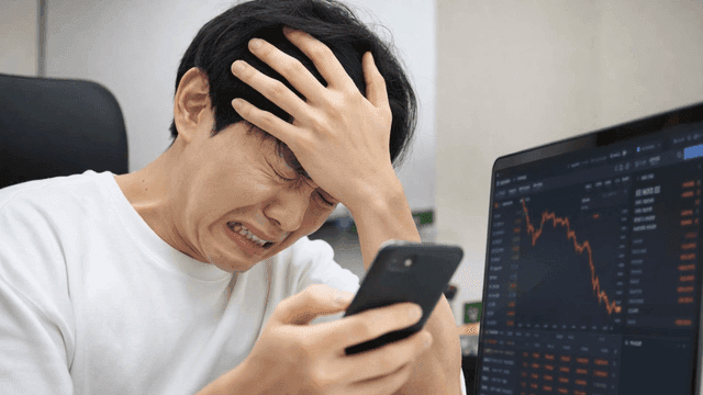 주식 시장 하락에 괴로워하는 남성
