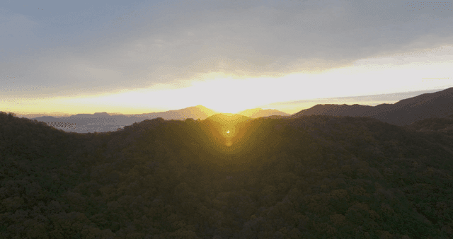 산 위로 떠오르는 일출