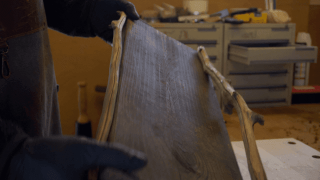 작업실에서 나무 조각 제작