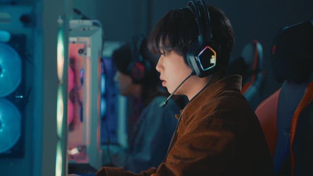 PC방에서 컴퓨터를 사용하는 젊은 어른