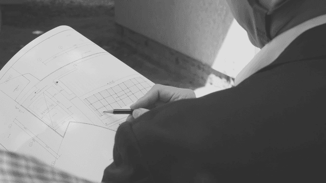 건축 도면을 검토하는 사람